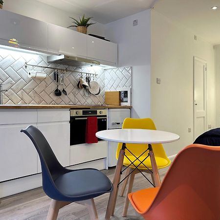 Kensington Studio Hosted By Airoperate Near Notting Hill - 1 Double Bed , 1 Sofa Bed, Ground Floor Apartment Via Private Entrance London Bagian luar foto