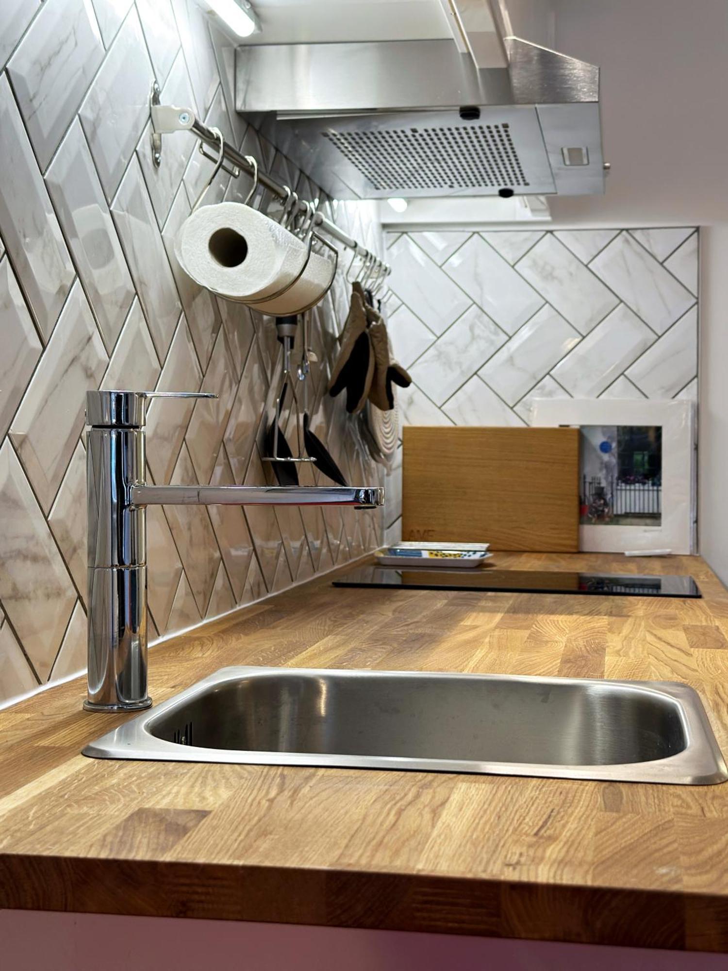 Kensington Studio Hosted By Airoperate Near Notting Hill - 1 Double Bed , 1 Sofa Bed, Ground Floor Apartment Via Private Entrance London Bagian luar foto